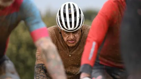 Más de 400 ciclistas han afrontado una dura contrarreloj inicial marcada por la lluvia y los espectaculares paisajes maragatos.