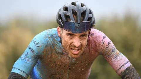 Más de 400 ciclistas han afrontado una dura contrarreloj inicial marcada por la lluvia y los espectaculares paisajes maragatos.