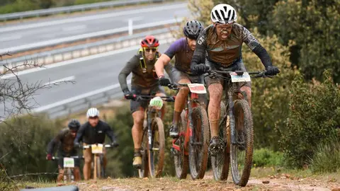 Más de 400 ciclistas han afrontado una dura contrarreloj inicial marcada por la lluvia y los espectaculares paisajes maragatos.