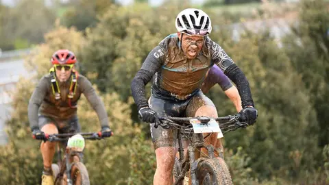 Más de 400 ciclistas han afrontado una dura contrarreloj inicial marcada por la lluvia y los espectaculares paisajes maragatos.