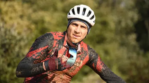 Más de 400 ciclistas han afrontado una dura contrarreloj inicial marcada por la lluvia y los espectaculares paisajes maragatos.