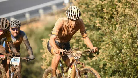 Más de 400 ciclistas han afrontado una dura contrarreloj inicial marcada por la lluvia y los espectaculares paisajes maragatos.