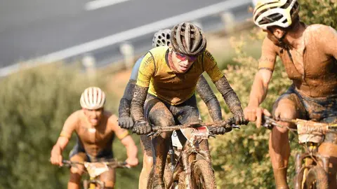 Más de 400 ciclistas han afrontado una dura contrarreloj inicial marcada por la lluvia y los espectaculares paisajes maragatos.
