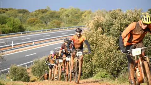 Más de 400 ciclistas han afrontado una dura contrarreloj inicial marcada por la lluvia y los espectaculares paisajes maragatos.