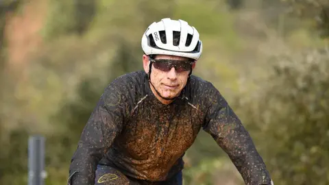 Más de 400 ciclistas han afrontado una dura contrarreloj inicial marcada por la lluvia y los espectaculares paisajes maragatos.