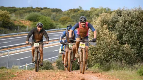 Más de 400 ciclistas han afrontado una dura contrarreloj inicial marcada por la lluvia y los espectaculares paisajes maragatos.