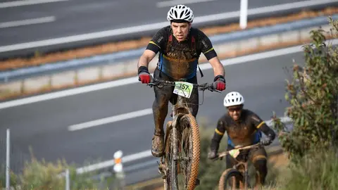Más de 400 ciclistas han afrontado una dura contrarreloj inicial marcada por la lluvia y los espectaculares paisajes maragatos.