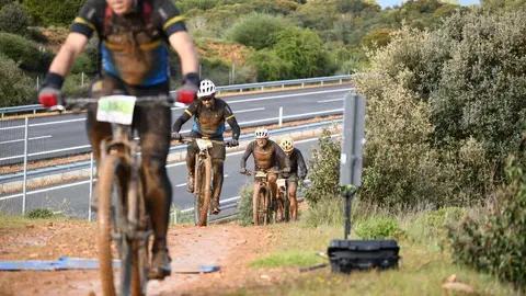 Más de 400 ciclistas han afrontado una dura contrarreloj inicial marcada por la lluvia y los espectaculares paisajes maragatos.