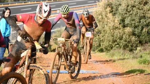 Más de 400 ciclistas han afrontado una dura contrarreloj inicial marcada por la lluvia y los espectaculares paisajes maragatos.