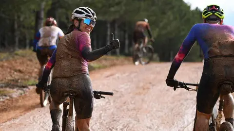 Más de 400 ciclistas han afrontado una dura contrarreloj inicial marcada por la lluvia y los espectaculares paisajes maragatos.
