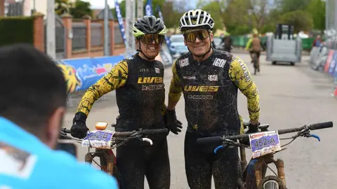 Más de 400 ciclistas han afrontado una dura contrarreloj inicial marcada por la lluvia y los espectaculares paisajes maragatos.