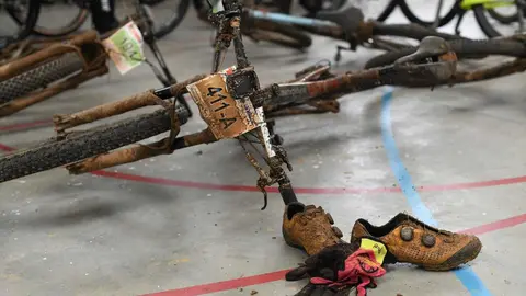 Más de 400 ciclistas han afrontado una dura contrarreloj inicial marcada por la lluvia y los espectaculares paisajes maragatos.)