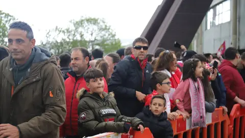Centenares de seguidores arroparon a la plantilla de la Cultural en un ambiente vibrante antes del decisivo encuentro ante el Barakaldo. Fotos: Isaac Llamazares | Silvia García