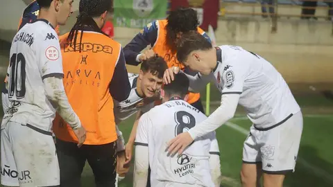 Los jugadores de la Cultural celebran uno de sus goles en el Reino de León. Foto: Isaac Llamazares