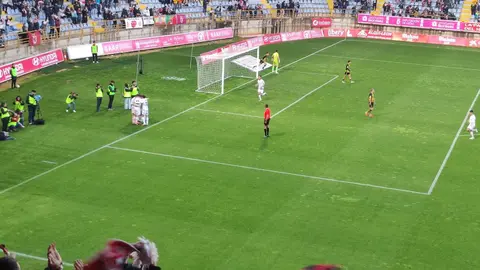 La Cultural Leonesa ha logrado una trabajadísima victoria por 2-1 ante un Barakaldo que nunca dejó de pelear y que, incluso, llegó a rozar el empate en dos ocasiones que se estrellaron en la madera.  Fotos: Isaac Llamazares