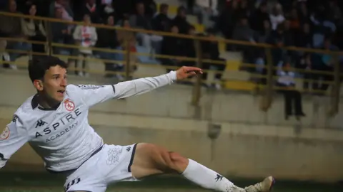 La Cultural Leonesa ha logrado una trabajadísima victoria por 2-1 ante un Barakaldo que nunca dejó de pelear y que, incluso, llegó a rozar el empate en dos ocasiones que se estrellaron en la madera.  Fotos: Isaac Llamazares
