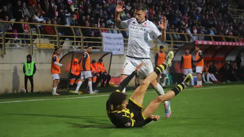 La Cultural Leonesa ha logrado una trabajadísima victoria por 2-1 ante un Barakaldo que nunca dejó de pelear y que, incluso, llegó a rozar el empate en dos ocasiones que se estrellaron en la madera.  Fotos: Isaac Llamazares