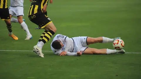 La Cultural Leonesa ha logrado una trabajadísima victoria por 2-1 ante un Barakaldo que nunca dejó de pelear y que, incluso, llegó a rozar el empate en dos ocasiones que se estrellaron en la madera.  Fotos: Isaac Llamazares