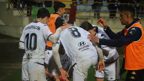 La Cultural Leonesa ha logrado una trabajadísima victoria por 2-1 ante un Barakaldo que nunca dejó de pelear y que, incluso, llegó a rozar el empate en dos ocasiones que se estrellaron en la madera.  Fotos: Isaac Llamazares