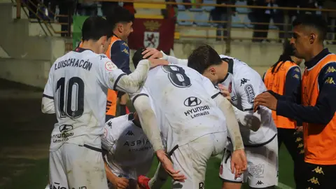 La Cultural Leonesa ha logrado una trabajadísima victoria por 2-1 ante un Barakaldo que nunca dejó de pelear y que, incluso, llegó a rozar el empate en dos ocasiones que se estrellaron en la madera.  Fotos: Isaac Llamazares