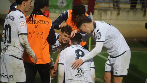 La Cultural Leonesa ha logrado una trabajadísima victoria por 2-1 ante un Barakaldo que nunca dejó de pelear y que, incluso, llegó a rozar el empate en dos ocasiones que se estrellaron en la madera.  Fotos: Isaac Llamazares