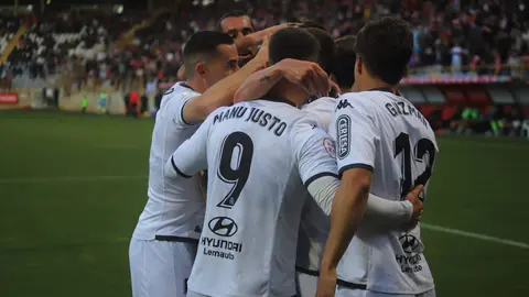 La Cultural Leonesa ha logrado una trabajadísima victoria por 2-1 ante un Barakaldo que nunca dejó de pelear y que, incluso, llegó a rozar el empate en dos ocasiones que se estrellaron en la madera.