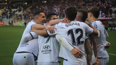 La Cultural Leonesa ha logrado una trabajadísima victoria por 2-1 ante un Barakaldo que nunca dejó de pelear y que, incluso, llegó a rozar el empate en dos ocasiones que se estrellaron en la madera.  Fotos: Isaac Llamazares