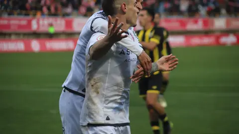 La Cultural Leonesa ha logrado una trabajadísima victoria por 2-1 ante un Barakaldo que nunca dejó de pelear y que, incluso, llegó a rozar el empate en dos ocasiones que se estrellaron en la madera.  Fotos: Isaac Llamazares