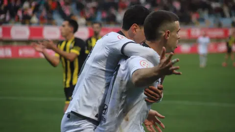 La Cultural Leonesa ha logrado una trabajadísima victoria por 2-1 ante un Barakaldo que nunca dejó de pelear y que, incluso, llegó a rozar el empate en dos ocasiones que se estrellaron en la madera.  Fotos: Isaac Llamazares