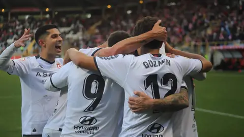 La Cultural Leonesa ha logrado una trabajadísima victoria por 2-1 ante un Barakaldo que nunca dejó de pelear y que, incluso, llegó a rozar el empate en dos ocasiones que se estrellaron en la madera.  Fotos: Isaac Llamazares