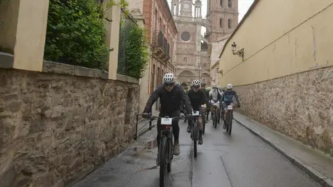 Javier González y Patricia Sánchez ganan una etapa marcada por lo climatología adversa La segunda jornada de la Vuelta a León BTT 2025 ha dejado huella.