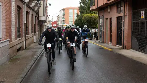 Javier González y Patricia Sánchez ganan una etapa marcada por lo climatología adversa La segunda jornada de la Vuelta a León BTT 2025 ha dejado huella.