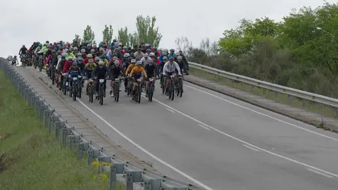 Javier González y Patricia Sánchez ganan una etapa marcada por lo climatología adversa La segunda jornada de la Vuelta a León BTT 2025 ha dejado huella.