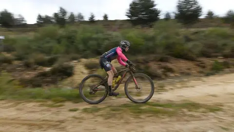 Javier González y Patricia Sánchez ganan una etapa marcada por lo climatología adversa La segunda jornada de la Vuelta a León BTT 2025 ha dejado huella.