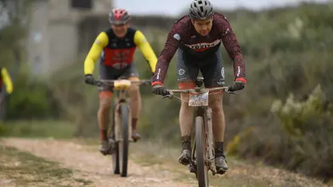 Javier González y Patricia Sánchez ganan una etapa marcada por lo climatología adversa La segunda jornada de la Vuelta a León BTT 2025 ha dejado huella.