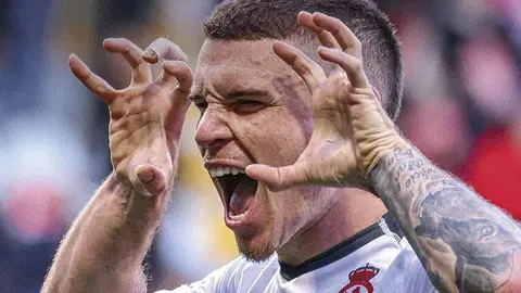 El técnico de la Cultural reacondiciona el planteamiento ante el Barakaldo con una apuesta ofensiva que mejora el juego interior al liberar a Luis Chacón, que abandona la banda para ocupar un rol clave en la columna vertebral del equipo. Fotos: CyDLeonesa