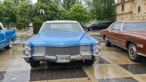 Más de 15 vehículos clásicos desfilan por la ciudad en una concentración nacional del Club Cadillac España que fusiona pasión automovilística, turismo y cultura.
