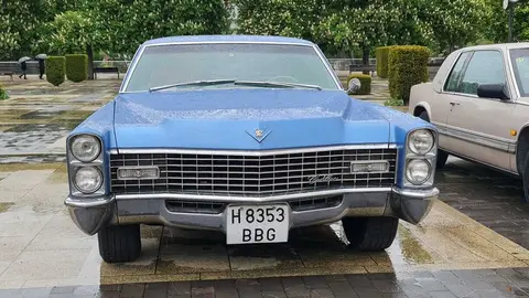 Más de 15 vehículos clásicos desfilan por la ciudad en una concentración nacional del Club Cadillac España que fusiona pasión automovilística, turismo y cultura.