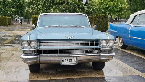 Más de 15 vehículos clásicos desfilan por la ciudad en una concentración nacional del Club Cadillac España que fusiona pasión automovilística, turismo y cultura.