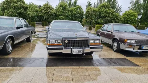 Más de 15 vehículos clásicos desfilan por la ciudad en una concentración nacional del Club Cadillac España que fusiona pasión automovilística, turismo y cultura.