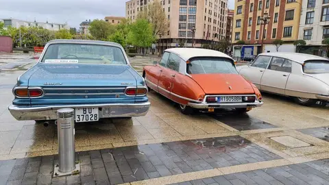 Más de 15 vehículos clásicos desfilan por la ciudad en una concentración nacional del Club Cadillac España que fusiona pasión automovilística, turismo y cultura.