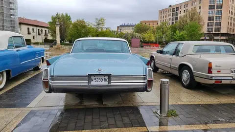 Más de 15 vehículos clásicos desfilan por la ciudad en una concentración nacional del Club Cadillac España que fusiona pasión automovilística, turismo y cultura.