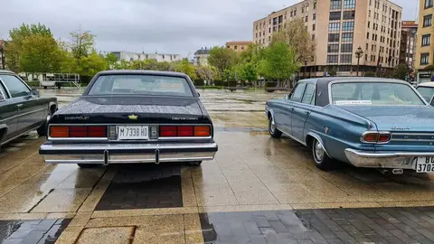Más de 15 vehículos clásicos desfilan por la ciudad en una concentración nacional del Club Cadillac España que fusiona pasión automovilística, turismo y cultura.