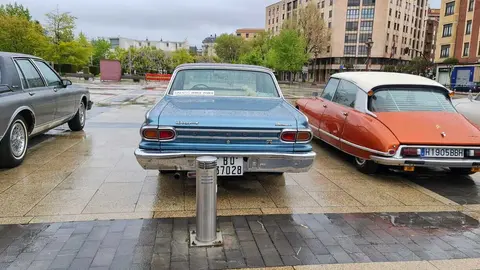 Más de 15 vehículos clásicos desfilan por la ciudad en una concentración nacional del Club Cadillac España que fusiona pasión automovilística, turismo y cultura.