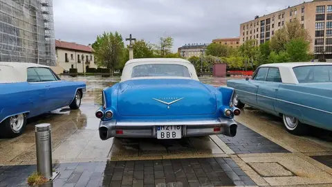 Más de 15 vehículos clásicos desfilan por la ciudad en una concentración nacional del Club Cadillac España que fusiona pasión automovilística, turismo y cultura.