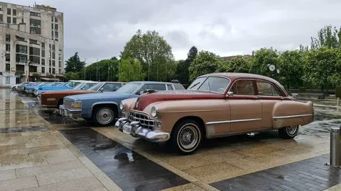 Más de 15 vehículos clásicos desfilan por la ciudad en una concentración nacional del Club Cadillac España que fusiona pasión automovilística, turismo y cultura.