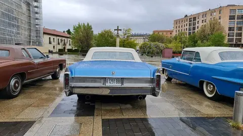 Más de 15 vehículos clásicos desfilan por la ciudad en una concentración nacional del Club Cadillac España que fusiona pasión automovilística, turismo y cultura.