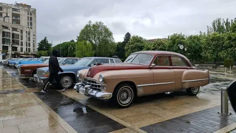 Más de 15 vehículos clásicos desfilan por la ciudad en una concentración nacional del Club Cadillac España que fusiona pasión automovilística, turismo y cultura.