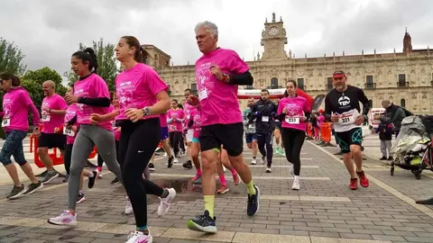 León acoge la quinta edición de la carrera solidaria con motivo del Día Mundial de la Enfermedad de Parkinson. Fotos: Campillo