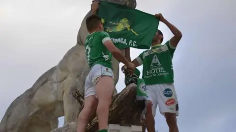 Una década después, el conjunto maragato regresa a la categoría superior con una fiesta histórica que culminó en la emblemática fuente del León y el Águila